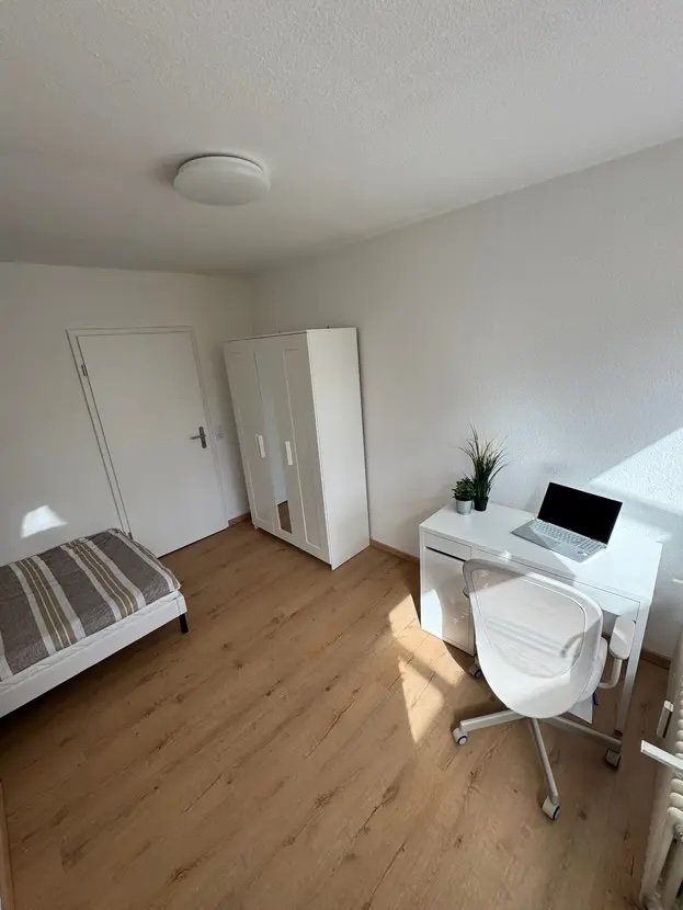 Zimmer 4 mit Schreibtisch und Sonnenlicht